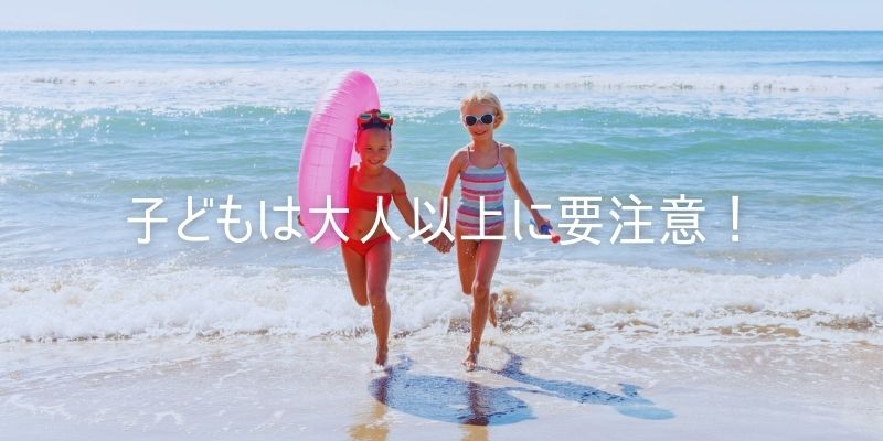 浜辺を歩く姉妹